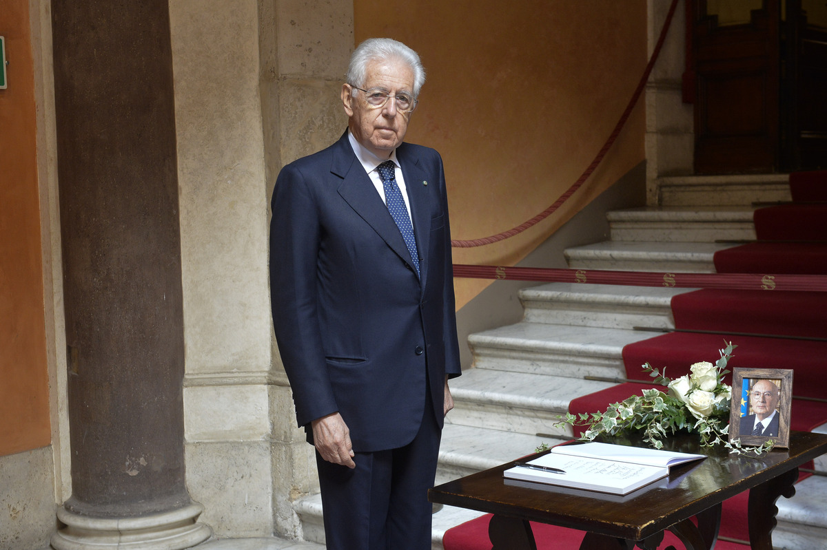Monti svela il piano "Italexit". Incontro con Hollande e ritorno alla lira