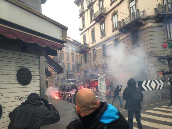 Corteo No Expo: guerriglia in centro a Milano Corteo No Expo: guerriglia in centro a Milano