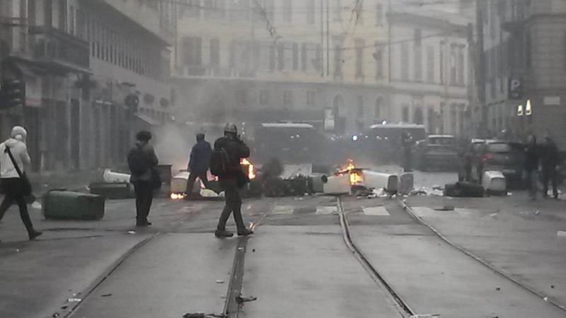 Corteo No Expo: guerriglia in centro a Milano Corteo No Expo: guerriglia in centro a Milano