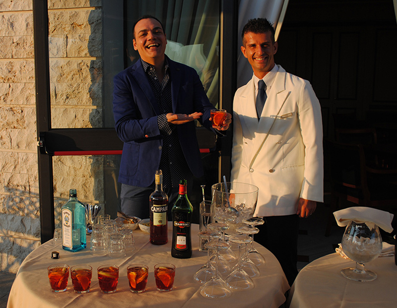 A lezione di cocktail con il barman Andrea Alexi A lezione di cocktail con il barman Andrea Alexi