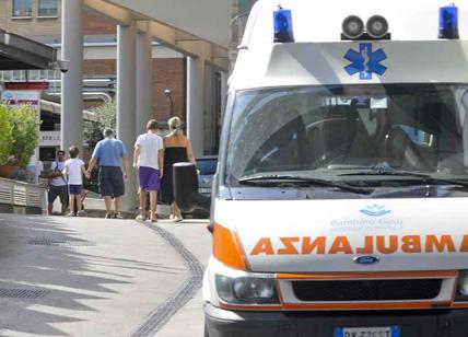 Albero cade su un'auto in via delle Fornaci: 26enne finisce all'ospedale