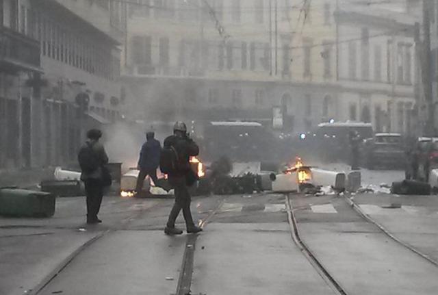 Corteo No Expo: guerriglia in centro a Milano Corteo No Expo: guerriglia in centro a Milano