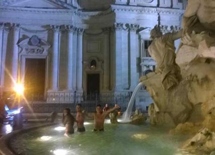 Piazza Navona: la fontana diventa una piscina. Multata una turista francese