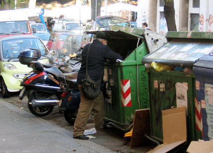 Genova, frugare nei cassonetti dei rifiuti in cerca di cibo non si può più