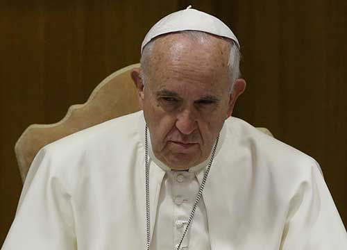 Migranti, Bergoglio: "Riceverli, integrarli ma chiedersi quanto posto c'è"