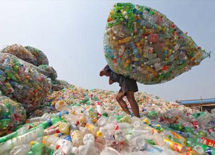 Cina, bloccato l'import di plastica: caos in Europa