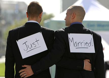 Umbria, caos sulla legge pro Lgbt. "Gay privilegiati nelle assunzioni". Rinvio