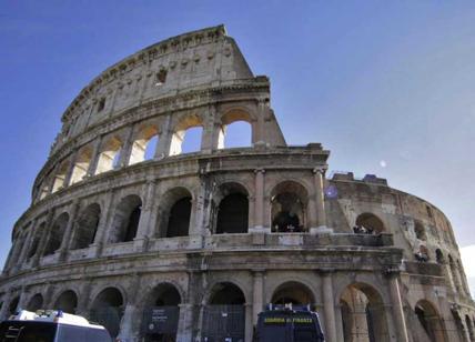 Sul Colosseo con un drone. Fermato fotografo cinese