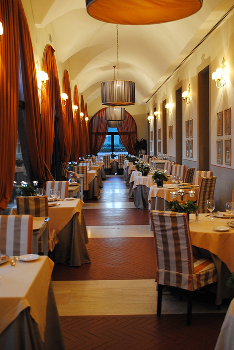 L'interno del ristorante Ferdinando I dove lo chef Salvatore Quarto coniuga con maestria sapori e gusti intensi con leggerezza e bassi apporti calorici L'interno del ristorante Ferdinando I dove lo chef Salvatore Quarto coniuga con maestria sapori e gusti intensi con leggerezza e bassi apporti calorici