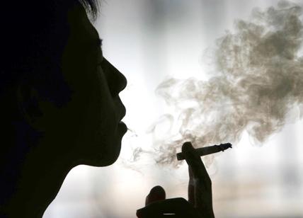 Manovra: Fumo, stimati rincari fino al 40% per chi “rolla”