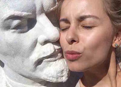 selfie lenin ape