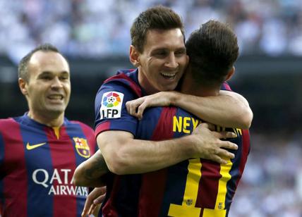 Neymar ai compagni del Barcellona. \