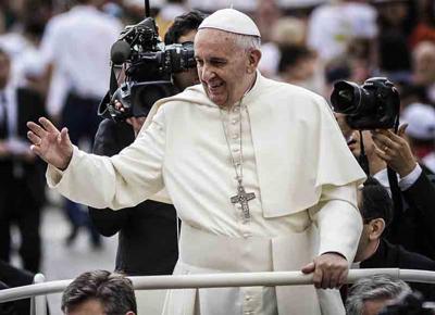 papa francesco tra pellegrini ape