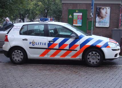 Polizia spara a uomo con coltello in scalo Amsterdam. Arrestato