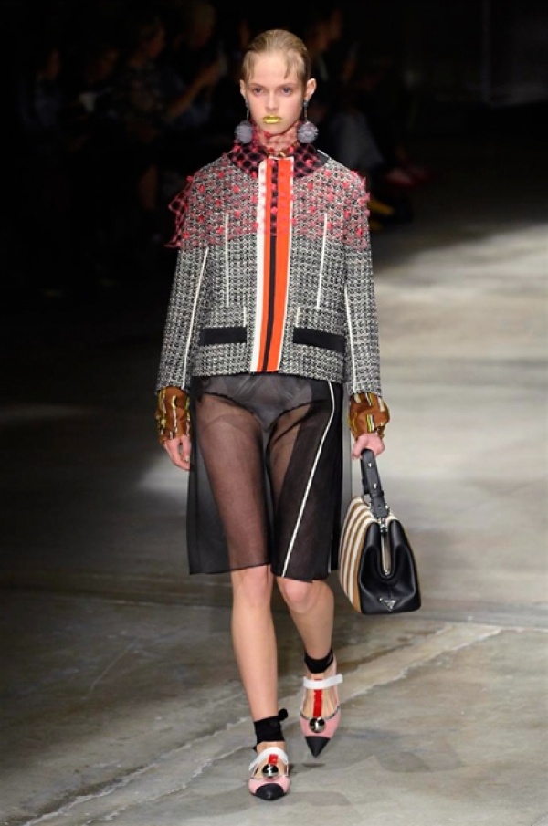 Il tailleur "smontato" di Prada Il tailleur "smontato" di Prada