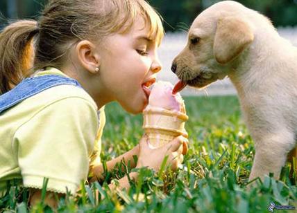 ragazza con cane gelato