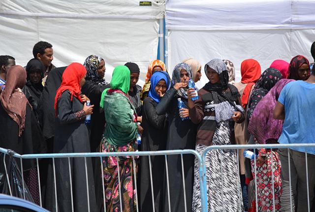 Migranti, l'esodo siriano al confine greco. Barca si ribalta, muore un bambino