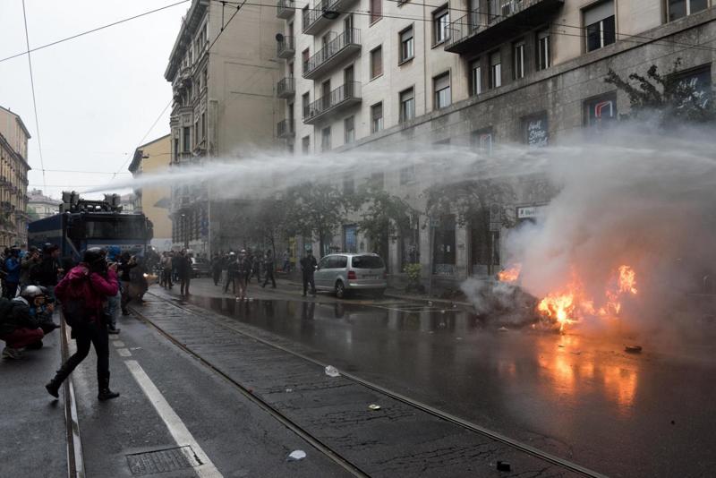 Corteo No Expo: guerriglia a Milano Corteo No Expo: guerriglia a Milano