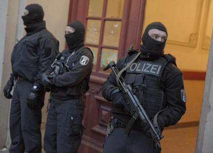 Germania, attacco con coltello a Francoforte: diversi feriti, un arresto