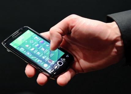 Milanesi maniaci di smartphone: il 40% lo usa in metropolitana