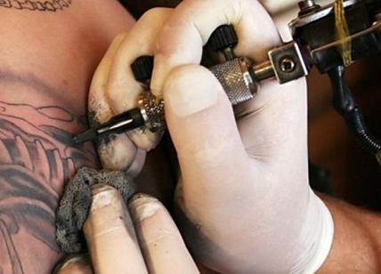 Tatuaggi tossici, inchiostro contaminato da muffe e batteri: esplode l'allarme