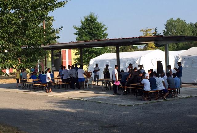 Immigrati, la tendopoli di Agrate Brianza Immigrati, la tendopoli di Agrate Brianza