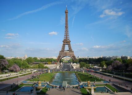 Parigi, uomo scala la Tour Eiffel e minaccia il suicidio: arrestato