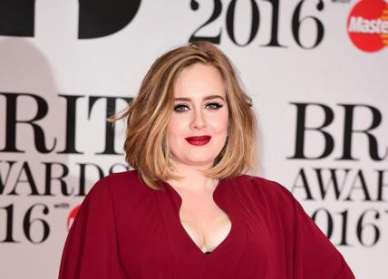 Adele dimagrita ancora: troppo magra. Irriconoscibile all’Oscar Party. FOTO