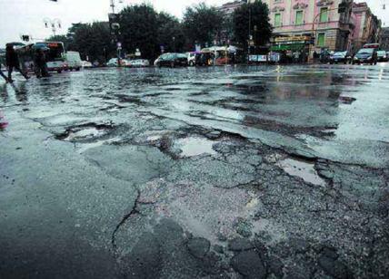 Buche a Roma: traffico in tilt e strade groviera. La Procura apre un'inchiesta