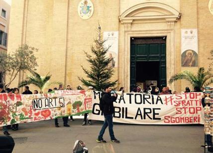 Gli attivisti Action invadono la Santa Sede. Sfratti, occupata Sant'Andrea delle Fratte