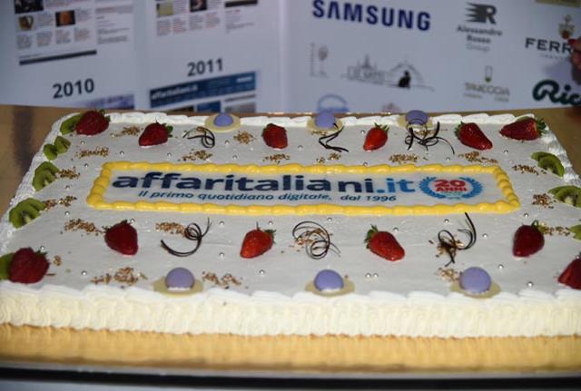 La festa di Affaritaliani: il taglio della torta