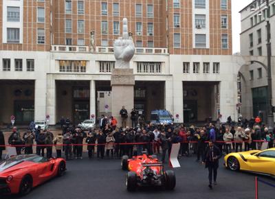 foto piazza affari ferrari