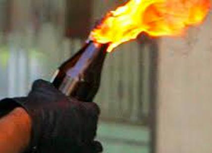 Molotov lanciata contro un'enoteca di via Annone. Indagano i carabinieri