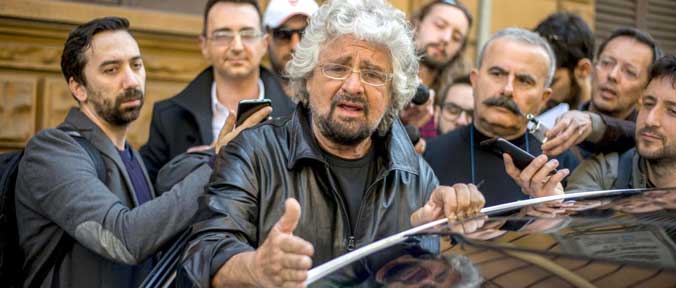 Grillo show: “Vi mangerei per il gusto di vomitarvi” L'ira contro i giornalisti: “Ogni giorno una trappola” Dopo Barillari anche il vertice M5S chiude con la stampa