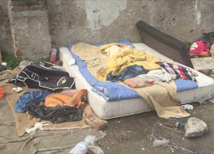 Milano choc: tendopoli rom, rifiuti e bivacchi. Ecco il degrado della Bovisa. Foto