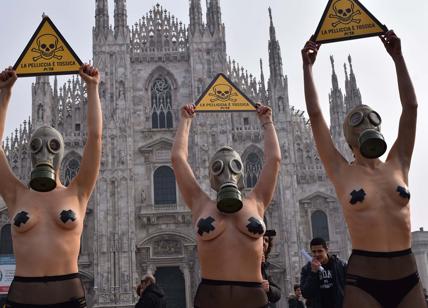 Modelle nude in piazza Duomo contro le pellicce. GUARDA LE FOTO