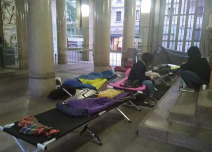 Città metropolitana: i precari dormono nell'atrio di Palazzo Isimbardi. FOTO