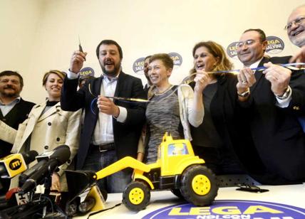 "Campi di pallavolo invece che campi rom". Salvini e Pivetti cantano Mila e Shiro