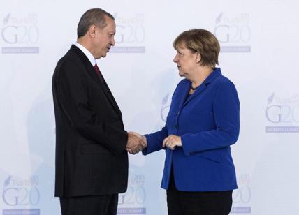 Merkel in Turchia, Erdogan chiede più soldi per i migranti. E paga l'Ue