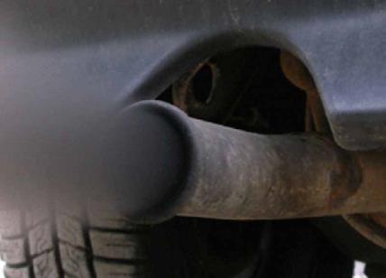 Auto, bufera su Vw, Daimler e Bmw: "Cavie umane per i test dei gas di scarico"
