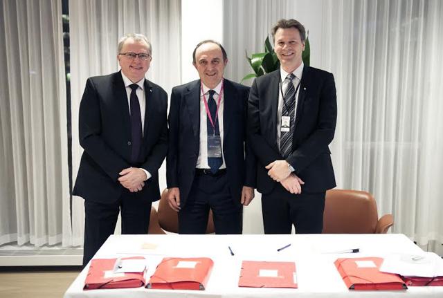 Il CEO Snam Carlo Malacarne con il Presidente e CEO di Statoil Eldar Sætre (alla sua destra) e l’EVP for Marketing, Midstream & Processing di Statoil Jens Økland Il CEO Snam Carlo Malacarne con il Presidente e CEO di Statoil Eldar Sætre (alla sua destra) e l’EVP for Marketing, Midstream & Processing di Statoil Jens Økland