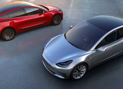 Svelata la Tesla Model 3, 35.000 dollari e 350 km di autonomia