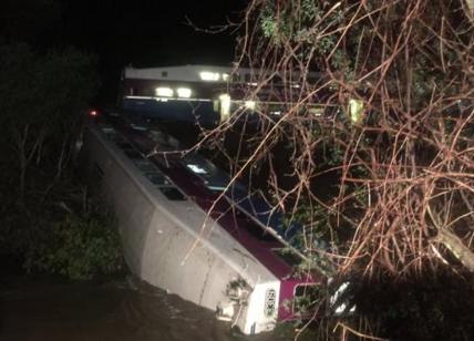 Usa: California treno pendolari deraglia nel fiume, 14 feriti