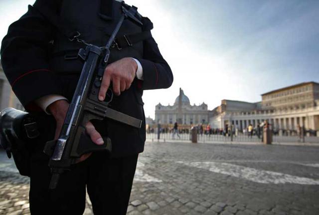 Roma, lancia benzina su mezzo dell’Esercito: bloccato a due passi dal Vaticano