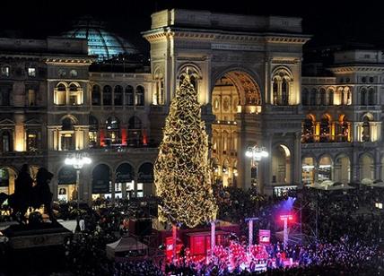 Albero Di Natale Milano.Milano Si Accendono Le Luci Dell Albero Di Natale Di Piazza Duomo Affaritaliani It
