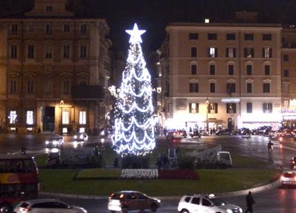 Roma, abete di Natale con stella “politicamente scorretta”. Evoca 5 Stelle