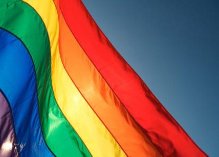 Bandiera arcobaleno sul Comune di Roma, l'onda Pride invade il Centro