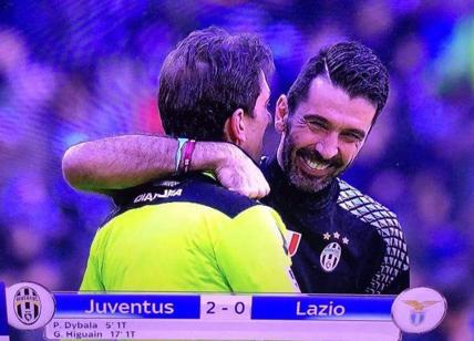 Buffon abbraccia l'arbitro ​Tagliavento. Caos social contro la Juventus