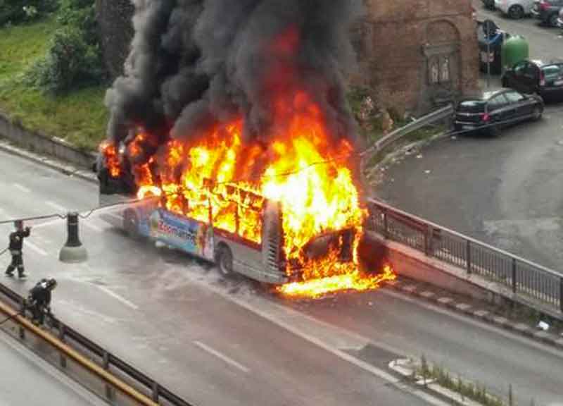 bus a fuoco roma 02