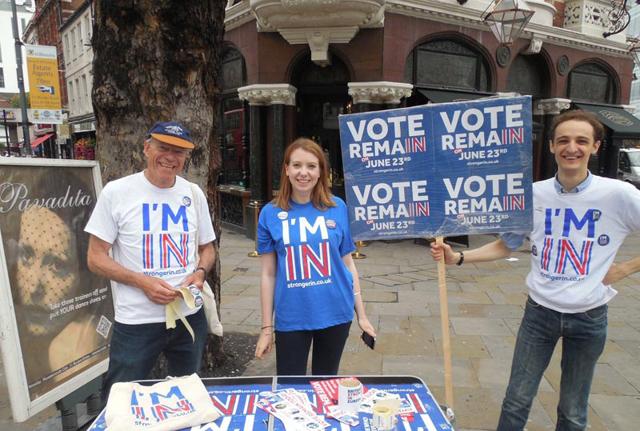 Sostenitori del Remain durante la campagna elettorale per la Brexit Sostenitori del Remain durante la campagna elettorale per la Brexit